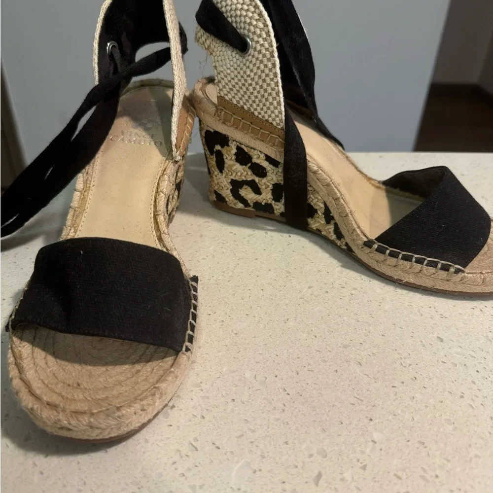 VINCE CAMUTO NEW LAVERNTA WEDGE. Size 8.5. New - Picture 2 of 4